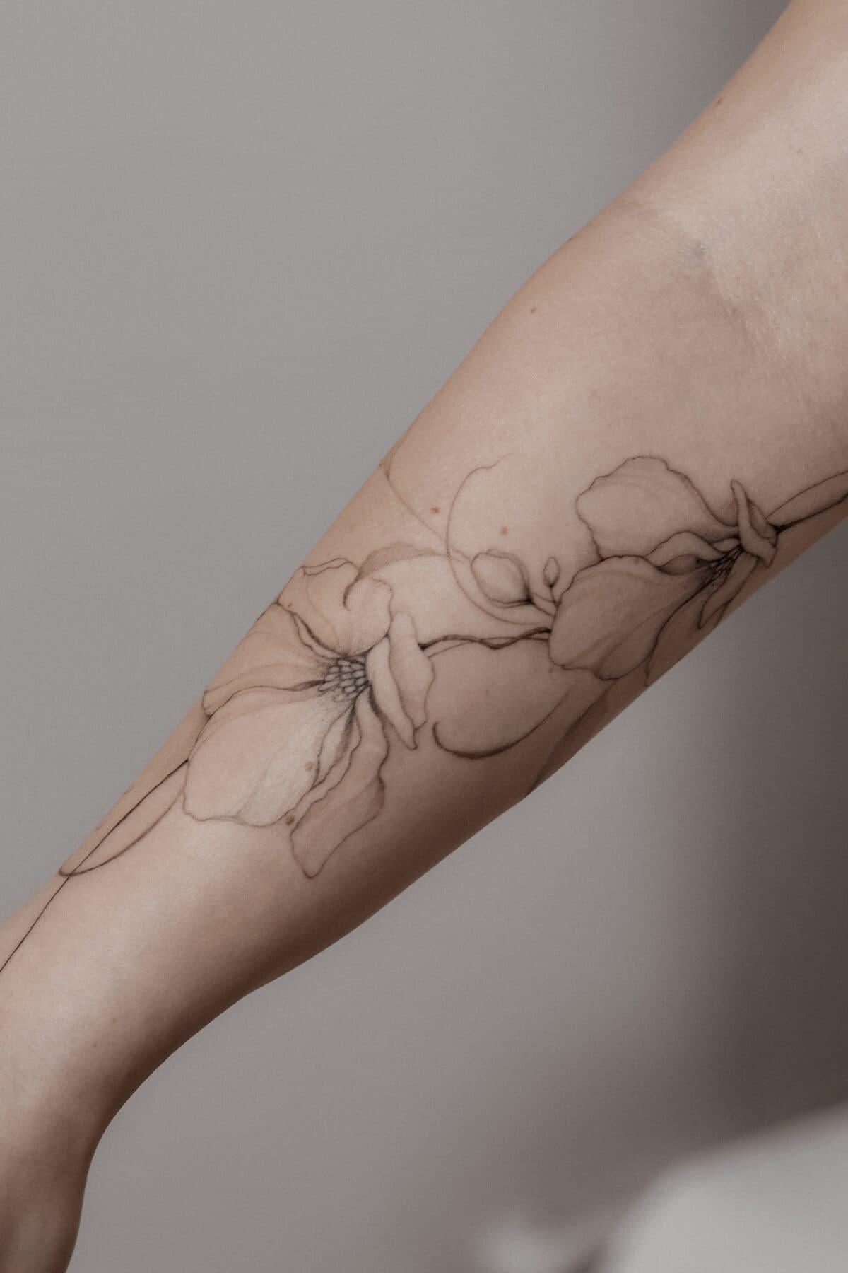 Fine line botanické tetování — předloktí
