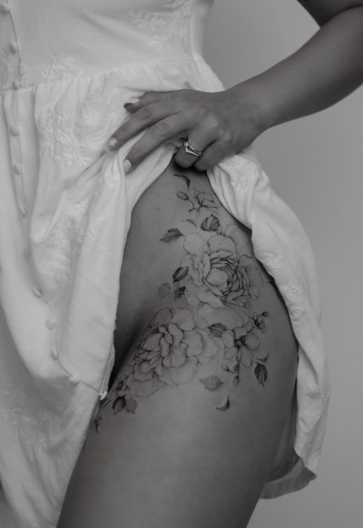 Botanické tetování — stehno B&W